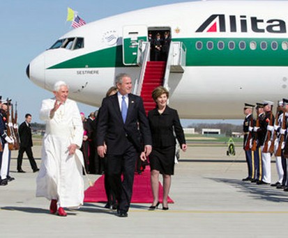 Der Papst bei einem USA-Besuch im Jahr 2008 mit dem damaligen Präsidenten George W. Bush und seiner Frau Laura.