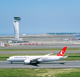 Der neue Spotter-Bereich: Bahn und Tower kann man von hier aus sehen.