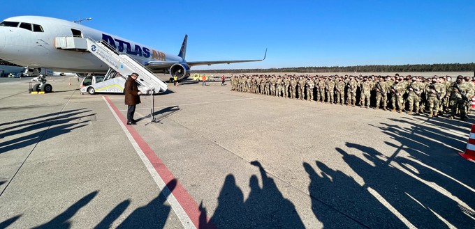 ... angekommen mit einer Maschine von Atlas Air, begrüßt vom Bayerischen Ministerpräsident Markus Söder.