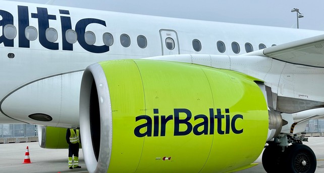 Airbus A220 von Air Baltic: Die hohen Kerosinpreise machen der Airline Sorgen.