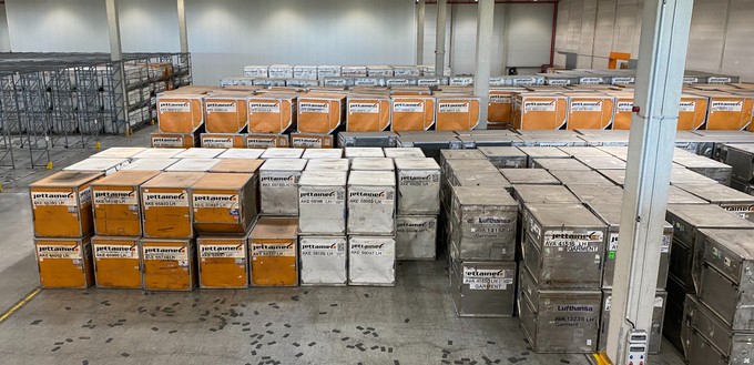 Im Auftrag von Fluggesellschaften navigiert das Unternehmen die Container durch die Welt, lagert sie und ...
