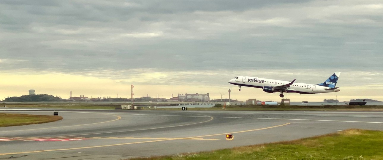 Flieger von Jetblue in Boston-Logan: Der Flughafen wird umgestaltet.