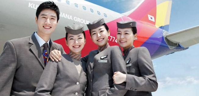 Crew von Asiana: Die Airline streicht Strecken aus ihrem Netz.