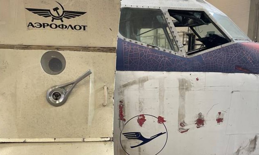 Die Hamburger Boeing 707: Für Aeroflot flog sie nie. Der Schriftzug an der Innenseite einer Kabinentür stammt von Filmaufnahmen. Von dem Jet werden unter anderem versteigert ...