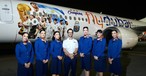 Eine Crew von Flydubai zeigt sich stolz vor dem Meisterflieger.