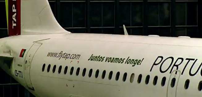 Auf ihm steht neu: «Juntos voamos longe», zu Deutsch: Gemeinsam fliegen wir weit. Im kommenden Video sieht man, wie der Schriftzug aufgebracht wurde.