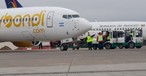 Zwei Gepäckfahrzeuge schieben eine Boeing 737: Eine umstrittene Aktion.