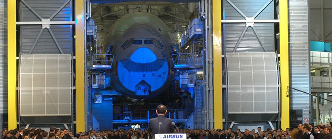 Der französische Premierminister Jean-Pierre Raffarin eröffnet im Mai 2004 feierlich die A380-Produktion bei Airbus in Toulouse.