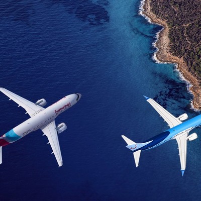 Flugzeuge von Eurowings und Tui über einer Küste (Montage): Urlaubsnachholfbedarf.