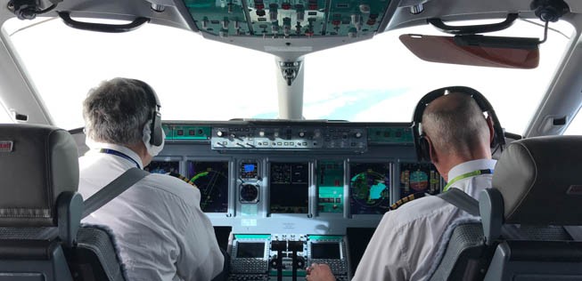 Piloten im Cockpit: Sie dürfen derzeit noch niemals alleine sein.