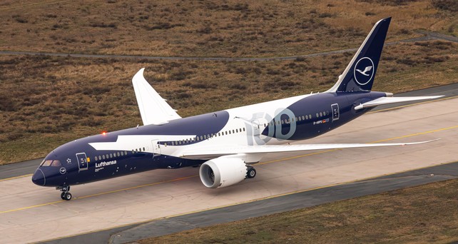 Boeing 787 von Lufthansa im Jubiläumsdesign: Bald sind fast alle Sitze buchbar.