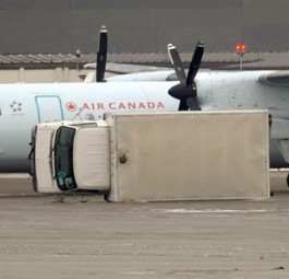 Gekippter Laster: Der Flieger war offensichtlich stärker.
