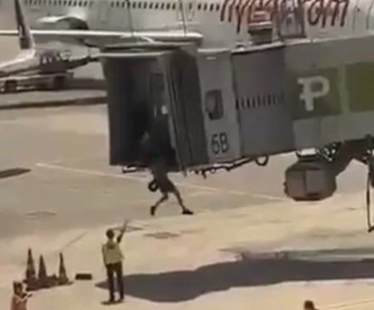 Szene aus dem Video: Der Mann sprang aufs Vorfeld.