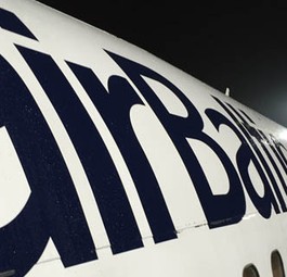 Flieger von Air Baltic: Die Airline sucht Geldgeber.
