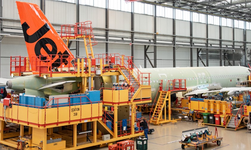 Airbus A321 LR für Jetstar Airways bei der Lackierung. Mittlerweile ...