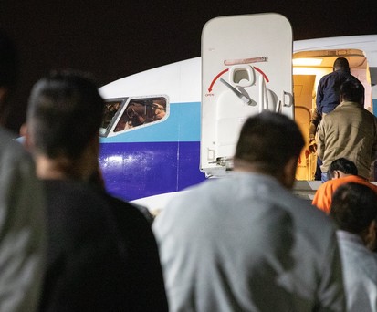 Personen besteigen einen Abschiebeflug: Die Flugbegleitergewerschaft Ufo will Abschiebungen auf Linienflügen abschaffen.