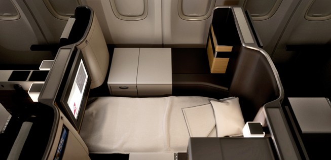 Die neuen Sitze in der Business Class der Boeing 777 von Swiss sind 52,1 Zentimeter breit und lassen sich in ein 200,6 Zentimeter langes Bett verwandeln.