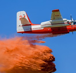 Eine Conair Turbo Firecat: Abwurf in zwei Phasen.