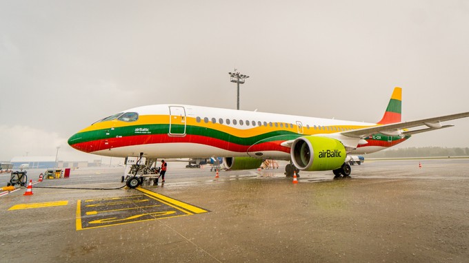 Der Airbus A220-300 mit der Kennung YL-CSK: Der Flieger von Air Baltic ...