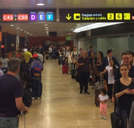 Schlange vor der Grenzkontrolle in Madrid.