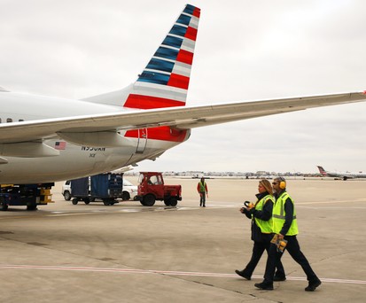 Boeing 737-800 von American Airlines: Die Fluglinie hat die Rechte von Crewmitgliedern eingeschränkt, um Rasissmus vorzubeugen.