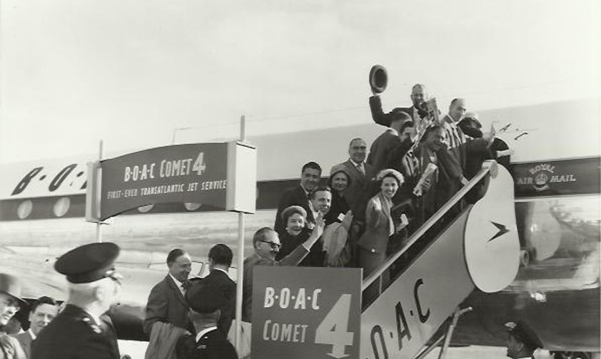 Passagiere steigen am 4. Oktober 1958 in die De Havilland Comet 4.