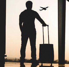 Passagier mit Koffer: Wie hoch Gepäckgebühren sind, ist nicht immer sofort klar.
