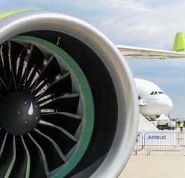 Pratt &amp; Whitney PW1500G an einem Airbus A220: Viele Airlines weltweit müssen ihre Flugzeuge wegen Triebwerksproblemen am Boden lassen.