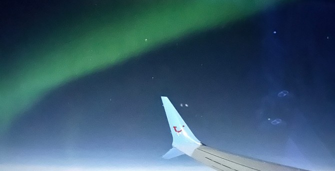 Nordlichter begleiteten Flug TOM950P. 