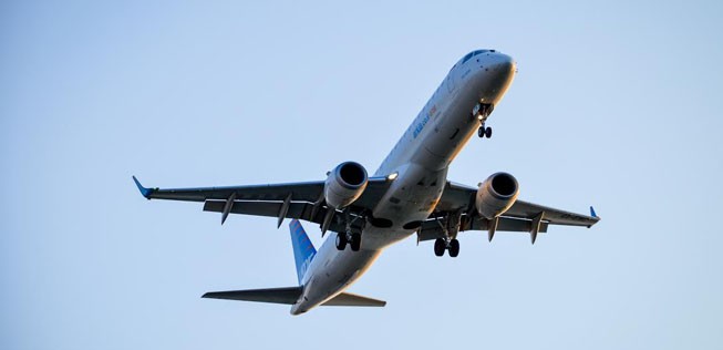 Sde Dov wird neben der Businessfliegerei vor allem von Arkia und Israir benutzt.
