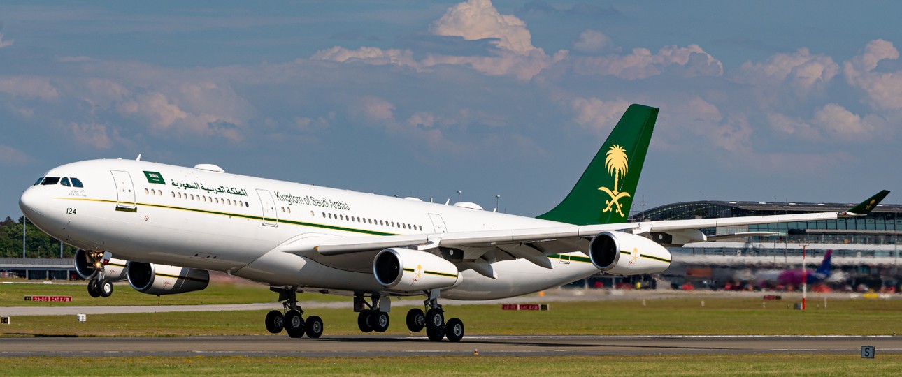 Der Airbus A340-200 der saudischen Königsfamilie beim Abflug aus Hamburg Mitte Juli 2022 ...