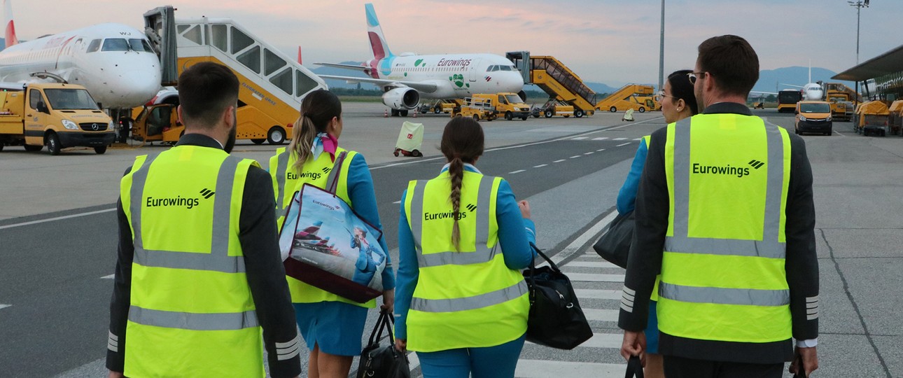 Stefan Beveridge ist am frühen Morgen mit seinen Kolleginnen und Kollegen unterwegs zum Flugzeug.