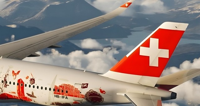 Hinterer Teil des ersten Airbus A350 von Swiss: Der weiße Streifen auf der Heckflosse ist klar sichtbar.