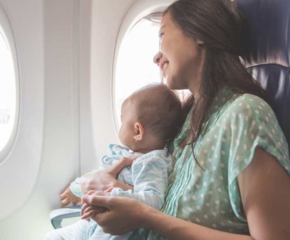 Eine Mutter mit ihrem Baby im Flugzeug: Babys sollen in den USA künftig besser gesichert werden.