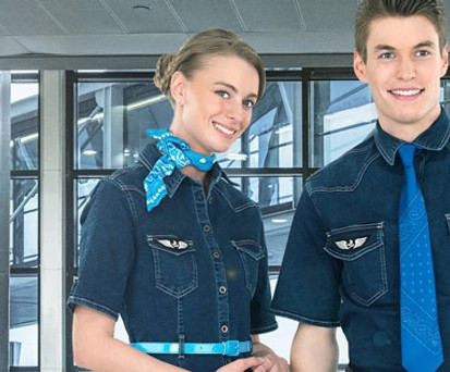 Getreu dem Namen der Fluglinie tragen die Flugbegleiter von French Blue Blau... Jeansblau. Das ist erfrischend, aber wohl auch etwas gewöhnungsbedürftig.