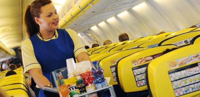 Auch die Kabine soll weniger grell werden, kündigte Ryanair an. Mehr Blau, weniger Gelb und Bilder von fröhlichen Menschen soll es geben.