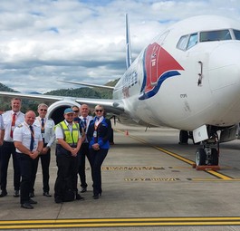 Crew des Fluges in Laos: Ein besonderes Erlebnis.