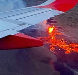 Blick aus dem Flugzeug: Lava bahnt sich ihren Weg am Boden.