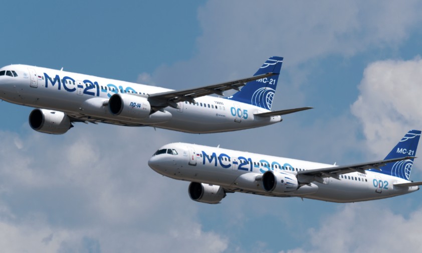 MS-21-300-Testflieger: Einer mit russischem Triebwerk (links), einer mit amerikanischem.