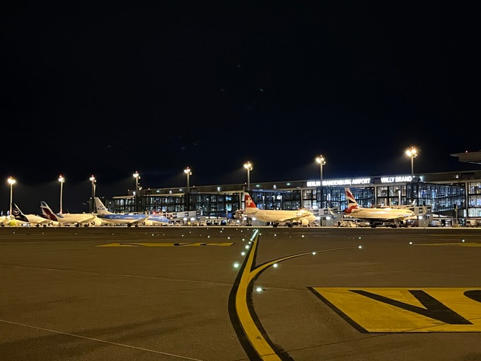 Das Vorfeld des BER in der Nacht: Das Mainpier ist fast komplett belegt.