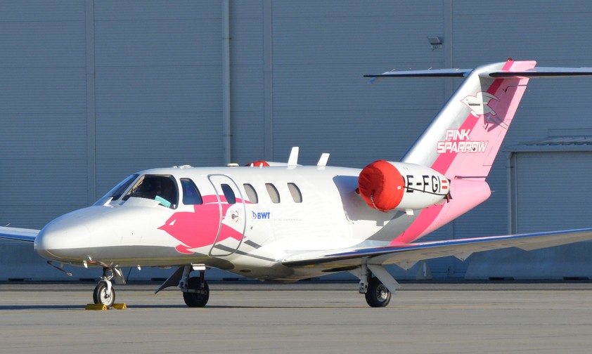 Cessna 525 Citation von Pink Sparrow: Fliegt PCR-Tests zwischen Linz sowie München und Rotterdam.