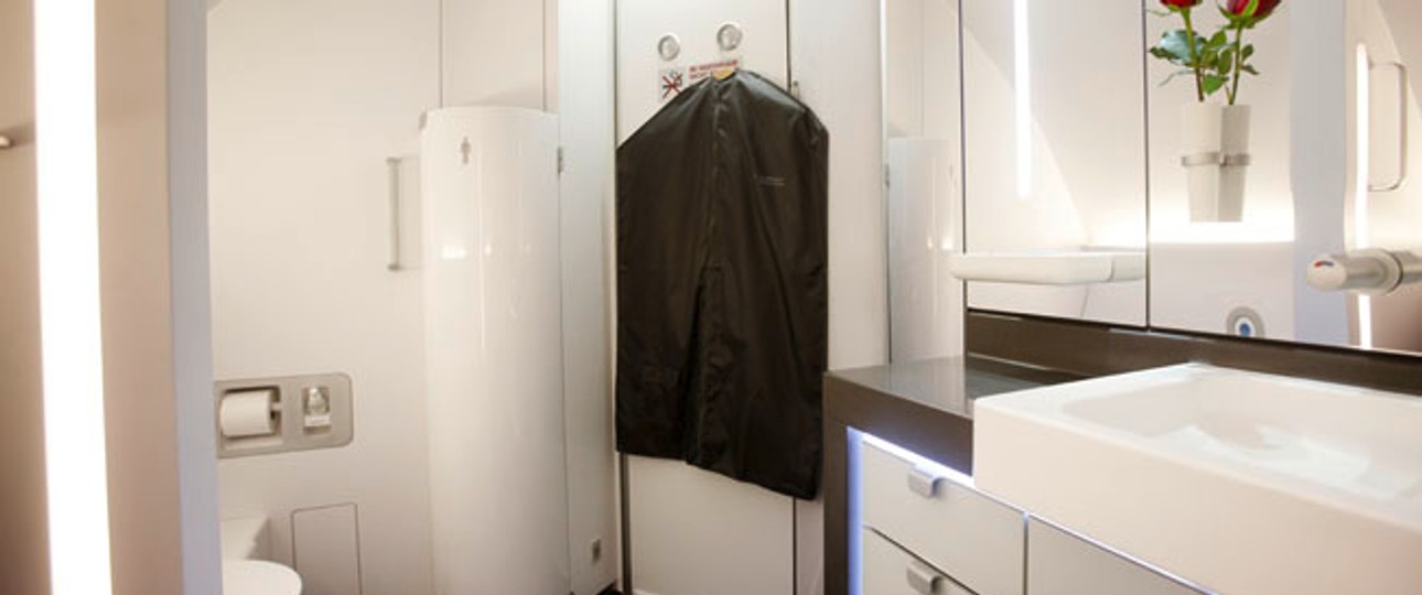 In der First-Class-Toilette der Airbus A380 von Lufthansa gibt es ein Urinal - dezent verdeckt von einer Verkleidung.