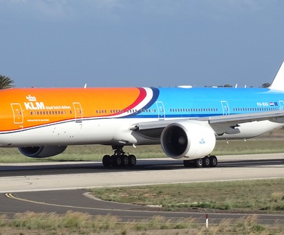 Die Boeing 777 mit dem Kennzeichen PH-BVA von KLM in ihrer neuen Lackierung mit dem Namen Orang Pride. Der Jet ...