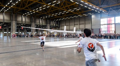 Der weltgrößte Papierflieger: Er flog über 59 Meter.
