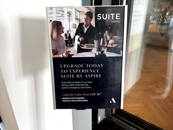 Am Eingang der Business Lounge wirbt eine gut platzierte Tafel für das Upgrade in die Suite by Aspire.