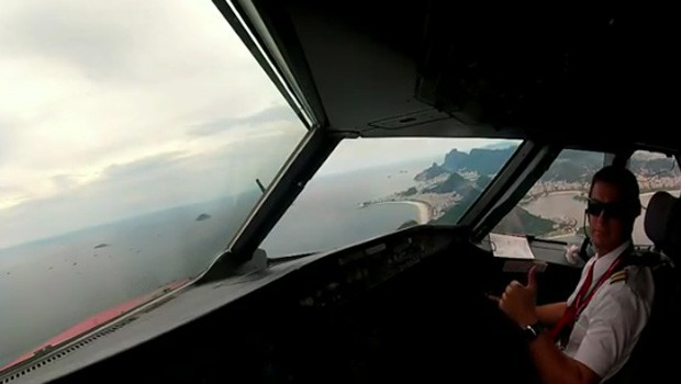 Cockpit-Kamera: Den Piloten gefällt die Aussicht offenbar auch.