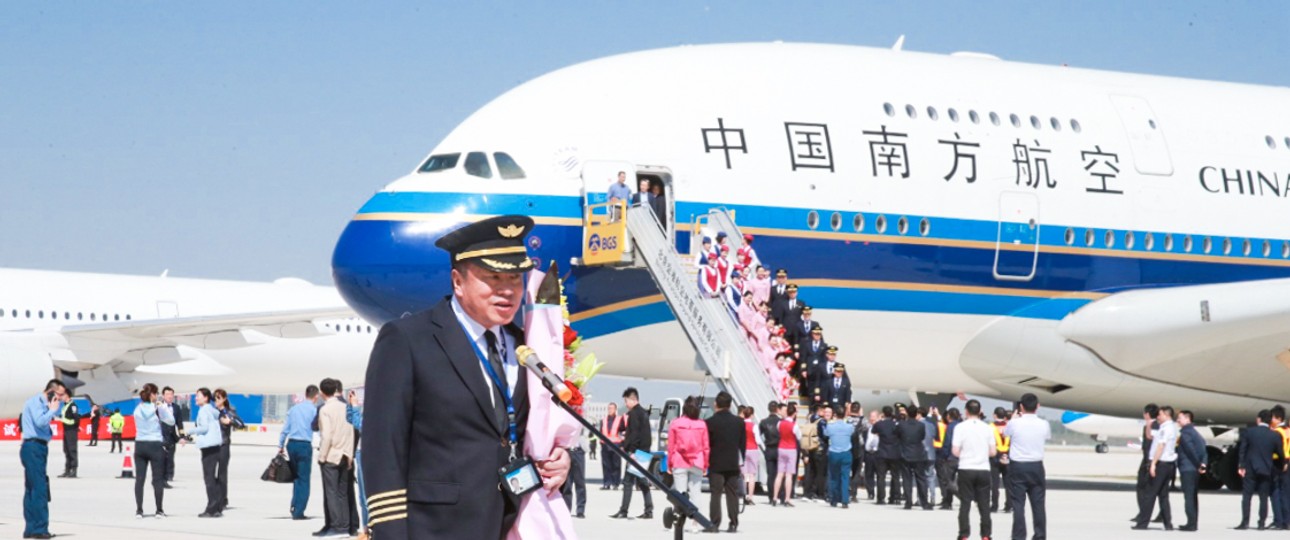 Kapitän des Airbus A380 nach der Landung: Der Superjumbo landete zu Testzwecken zum ersten Mal am neuen Airport von Peking.