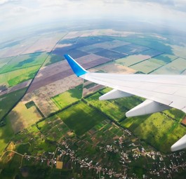 Blick aus einem Flugzeugfenster: Künftig soll GPS durch ein neues Navigationssystem abgelöst werden.