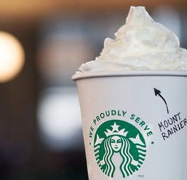 Starbucks-Becher: Jetzt auch an Bord.