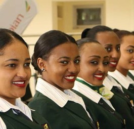 Flugbegleiterinnen von Ethiopian Airlines: Die Fluglinie wird in die politischen Wirren hereingezogen.